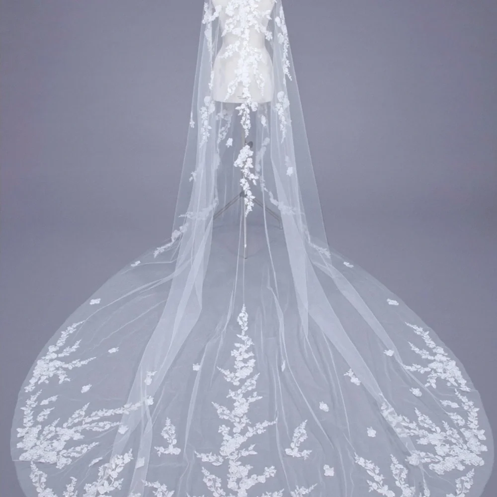 Elegant White Lace Wedding Dress - Picture 7 of 9